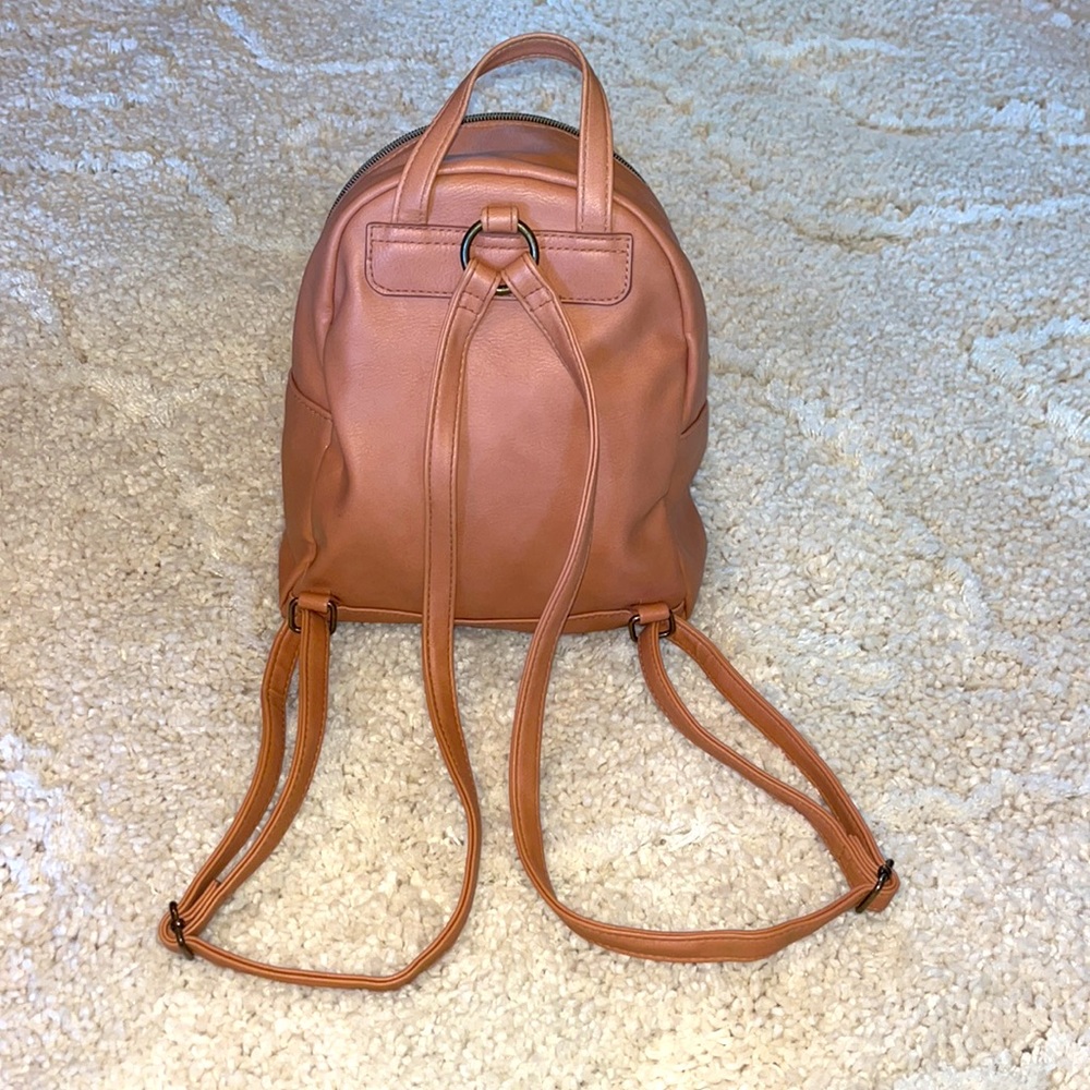 small peach backpack - Picture 2 of 3